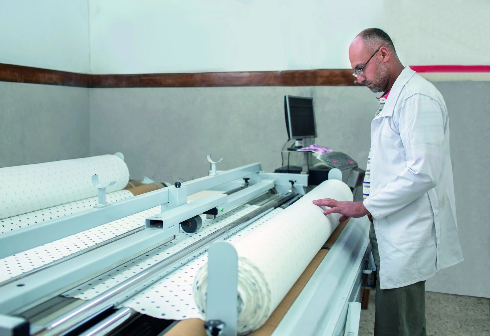 Automatic fabric spreading and cutting machinery