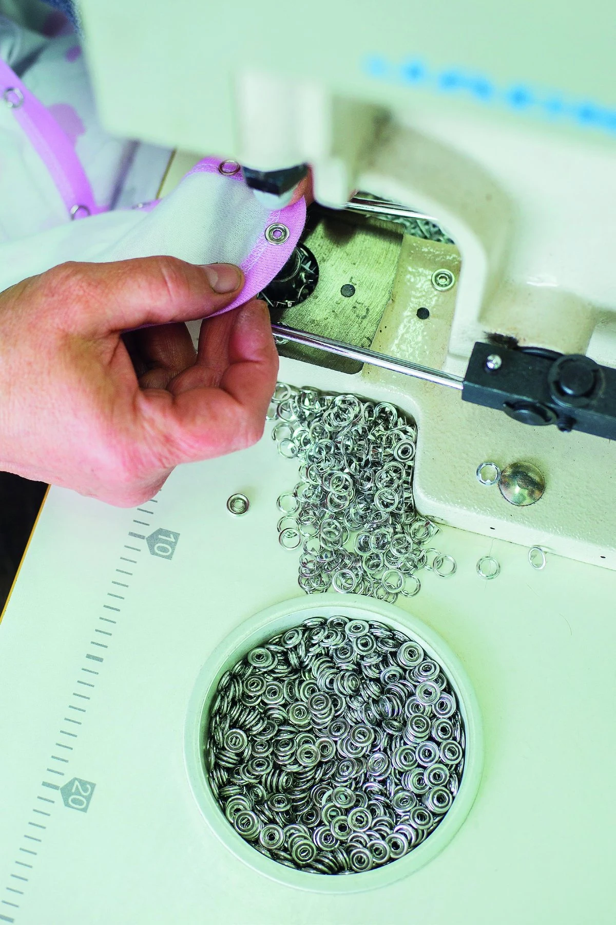Automatic snapping machine detail